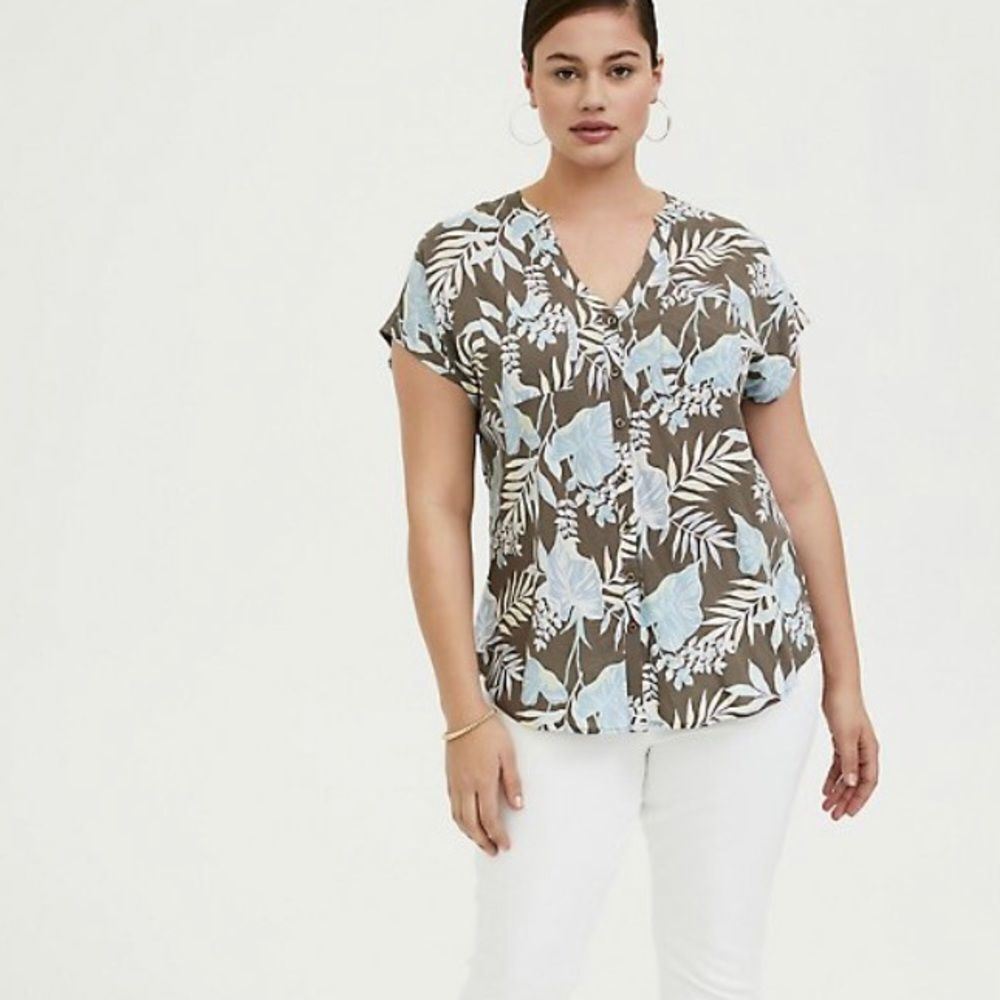 TORRID WOMEN’S DARK TAUPE & BLUE FLORAL CHALLIS DOLMAN BLOUSE SIZE 1/XL - Picture 4 of 8
